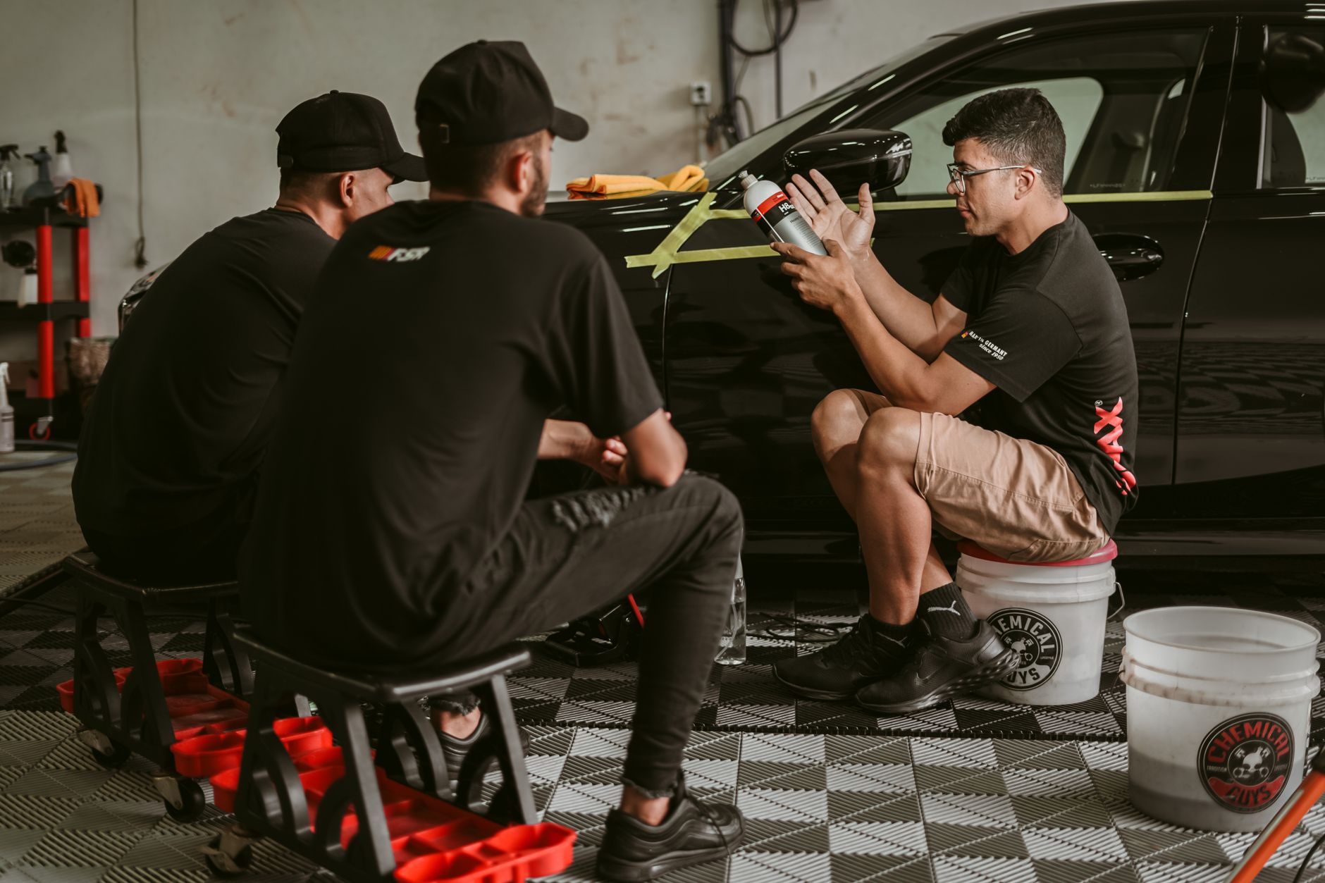 Tým Leskora Auto Detailing při práci ve studiu